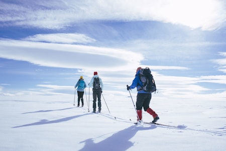 Innfarten til hytta er et fast rituale for mange. Nå er det foreslått å endre reglene for hvem som kan få løyve til å bruke skuter istedet. Foto: Marius Dalseg / DNT skuter innfart hytte UTEmagasinet