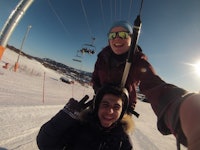 Tonje Kirkebøen Slettemo (NO) tar selfie i skiheisen samme med Alberto Perez Arroyo (ES). Tonje Kirkebøen Slettemo (NO) tar selfie i skiheisen samme med Alberto Perez Arroyo (ES).