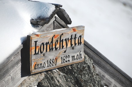 LORDEHYTTA: Steinhytta har vært benyttet som turmål og nødbu i mange år. Foto: André Spica
