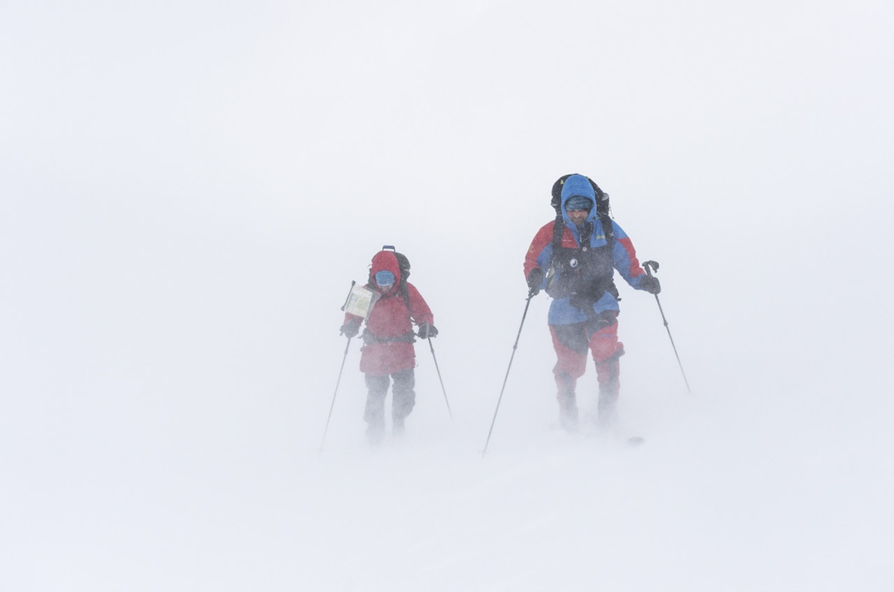 Melkekartong: Når stormen suser rundt ørene dine, er det en spesiell opplevelse å være i fjellet. Noen meter med sikt gjør det til en utfordrende navigasjonsjobb. Foto: Hans Kristian Krogh-Hanssen tafjordfjella fjellski vinter