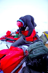 Du holder best varmen ved å gå. Når du må stoppe, er det en fordel å vite hvor du har saker og ting. Foto: Ida Ask Du holder best varmen ved å gå. Når du må stoppe, er det en fordel å vite hvor du har saker og ting. Foto: Ida Ask