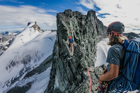 PÅ RYGG: Over Smørstabbtindene i Jotunheimen. Foto: Bård Basberg Smørstabbtindene i Jotunheimen med tau