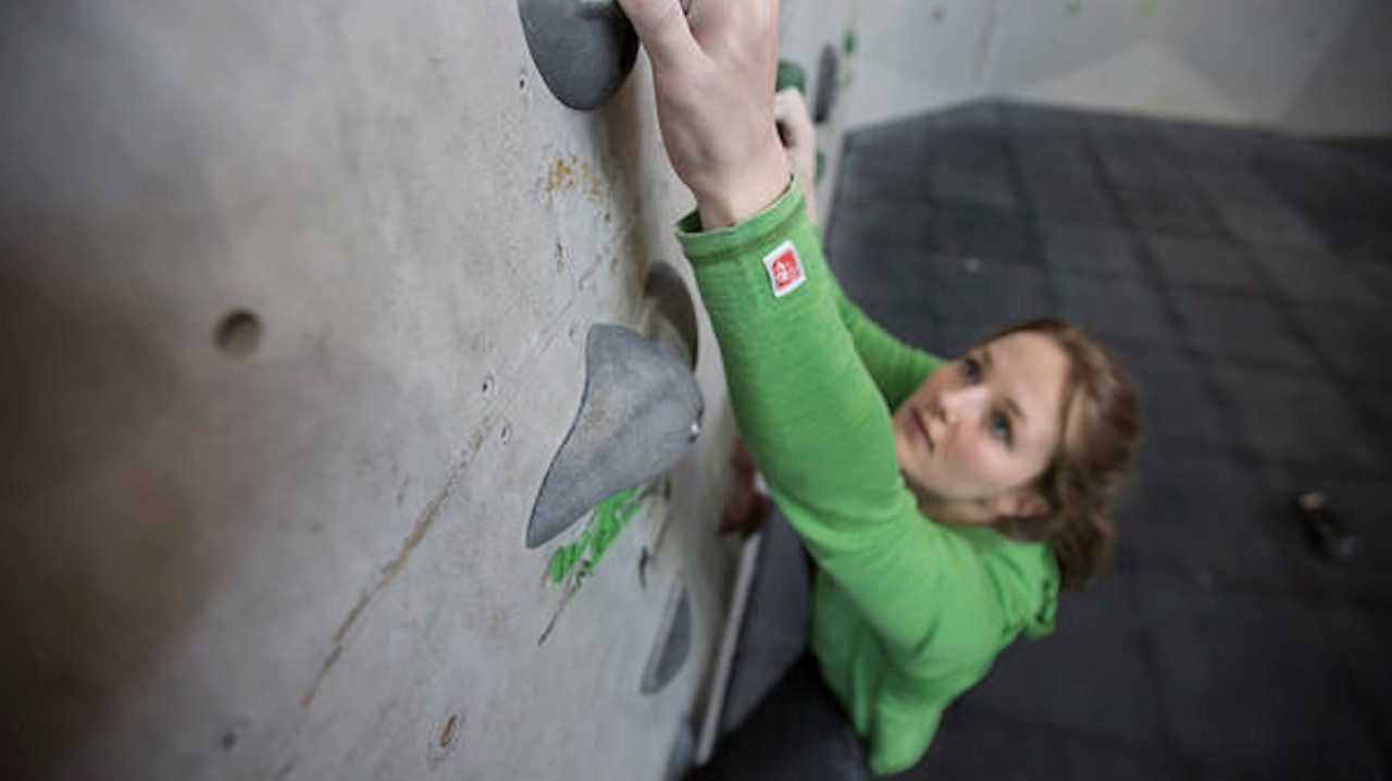 PÅ TÅ: Det er viktig å stå på tærne i veggen, slik at man enkelt kan vri kroppen. Foto: Christian Nerdrum. PÅ TÅ: Det er viktig å stå på tærne i veggen, slik at man enkelt kan vri kroppen. Foto: Christian Nerdrum.