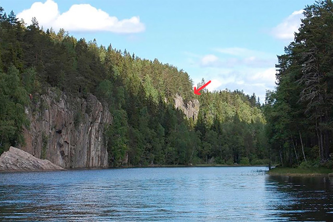 VEGGEN: Pilen peker på veggen som er sperret av for klatring. Hauktjern klatrin