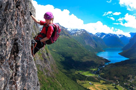 LUFTIG: Lyst på en leken og aktiv sommerferie? Vi har funnet frem 20 gode tips. Her fra Via Ferrata i Loen. Foto: Matti Bernitz Pedersen