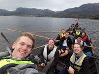• Selfie: Framme f.v. Marijn Kuizenga (NL), Turleder Tonje Slettemo (N), Marta Ákadóttir (Færøyane), Dylan DeMarco (USA), Yeison Reyes Santos (Colombia), Ines Söderström (SF), frivillig Hayley Ali (GB), Maja Jadwiga Kabus (PL) og Melvin Cornejo Gomez (El Salvador). Foto: Marijn Kuizenga • Selfie: Framme f.v. Marijn Kuizenga (NL), Turleder Tonje Slettemo (N), Marta Ákadóttir (Færøyane), Dylan DeMarco (USA), Yeison Reyes Santos (Colombia), Ines Söderström (SF), frivillig Hayley Ali (GB), Maja Jadwiga Kabus (PL) og Melvin Cornejo Gomez (El Salvador). Foto: Marijn Kuizenga