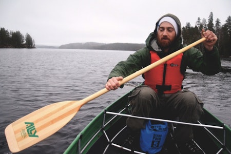 EKSPEDISJONPADLING: Det gjelder å velge riktig ekspedisjonsmakker. Mikkel Winsvold Staff er durkdreven både på padling, bål og matlaging. Foto: Ida Eri Sørbye padletur kanotur