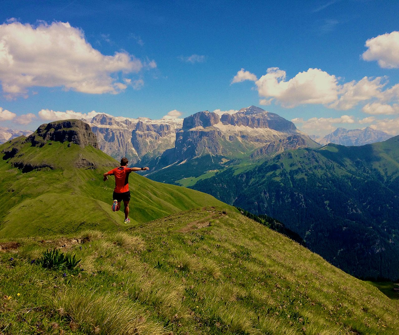 KUNSTEN Å BEVEGE SEG LETT: Eirik Haugsnes fra Skjervøy i Troms er ranket som 20. beste løper på den internasjonale sky-rankingen (2014). Lista omfatter de 100 beste fjelløperne i verden basert på de siste tre års resultater. Foto: Privat finn flyten på sti fjelløping