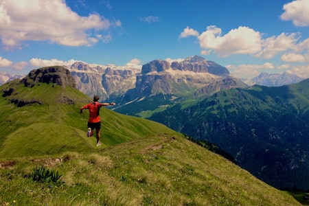 KUNSTEN Å BEVEGE SEG LETT: Eirik Haugsnes fra Skjervøy i Troms er ranket som 20. beste løper på den internasjonale sky-rankingen (2014). Lista omfatter de 100 beste fjelløperne i verden basert på de siste tre års resultater. Foto: Privat finn flyten på sti fjelløping