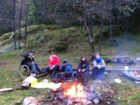 Hygge rundt bål. Foto: Hayley Ali Hygge rundt bål. Foto: Hayley Ali