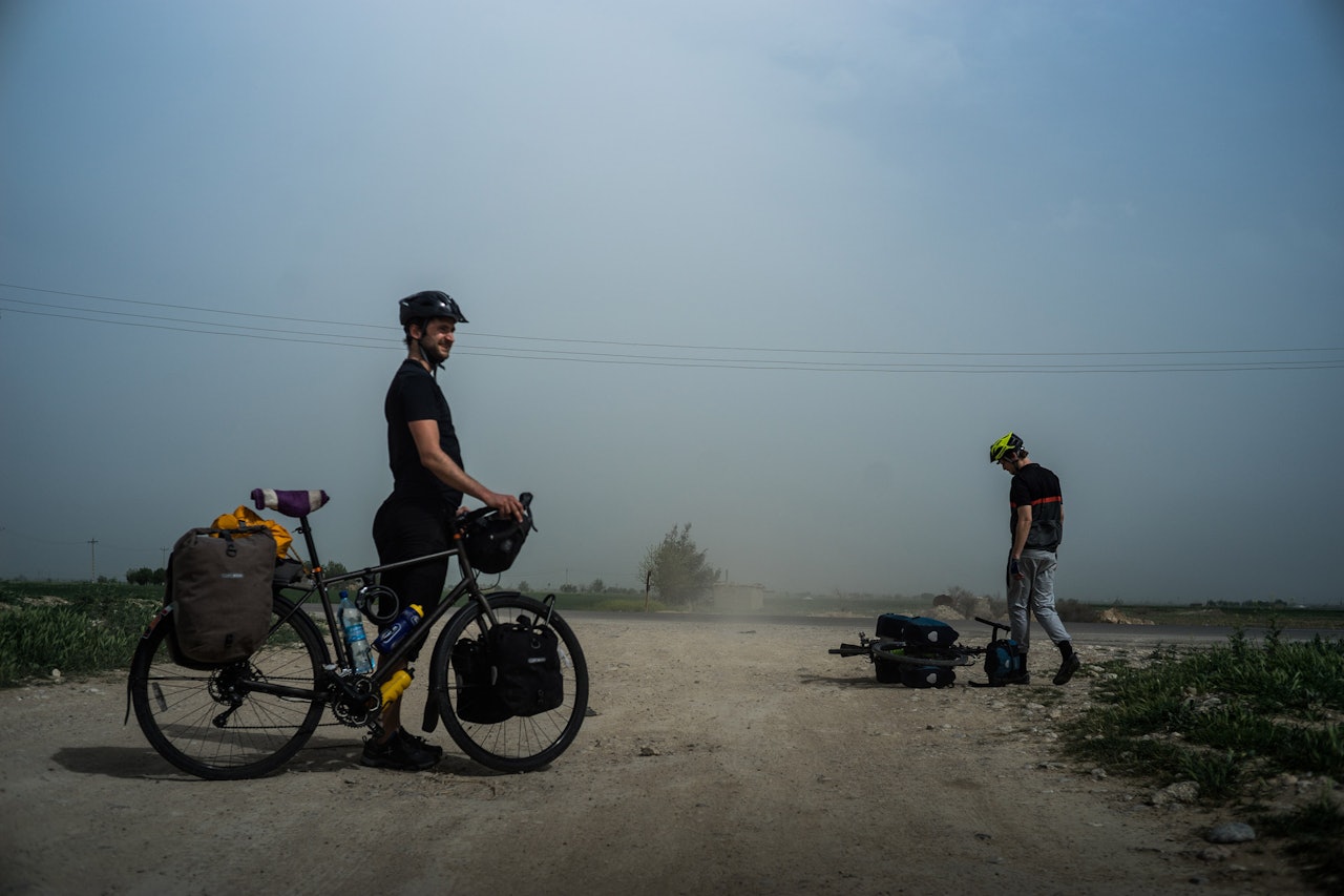 NÅR DET BLÅSER OPP: Å sykle i ørkenlandskap med stiv kuling rett i ansiktet er alt annet enn behagelig. Foto: Kieran Kolle NÅR DET BLÅSER OPP: Å sykle i ørkenlandskap med stiv kuling rett i ansiktet er alt annet enn behagelig. Foto: Kieran Kolle