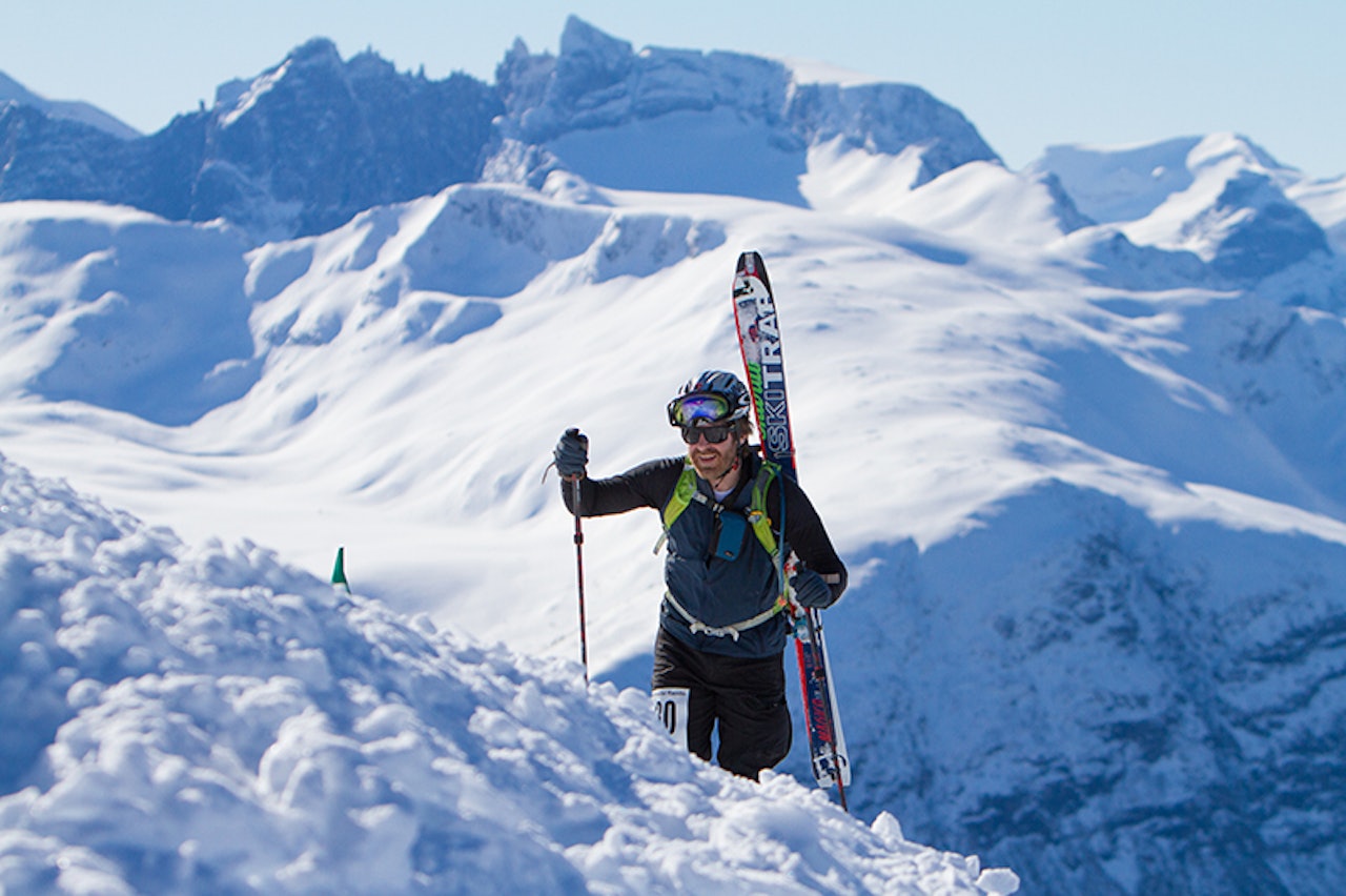 Erlend Sande på god vei opp mot en av tre topper. Foto: Daniel Kvalvik Erlend Sande på god vei opp mot en av tre topper. Foto: Daniel Kvalvik