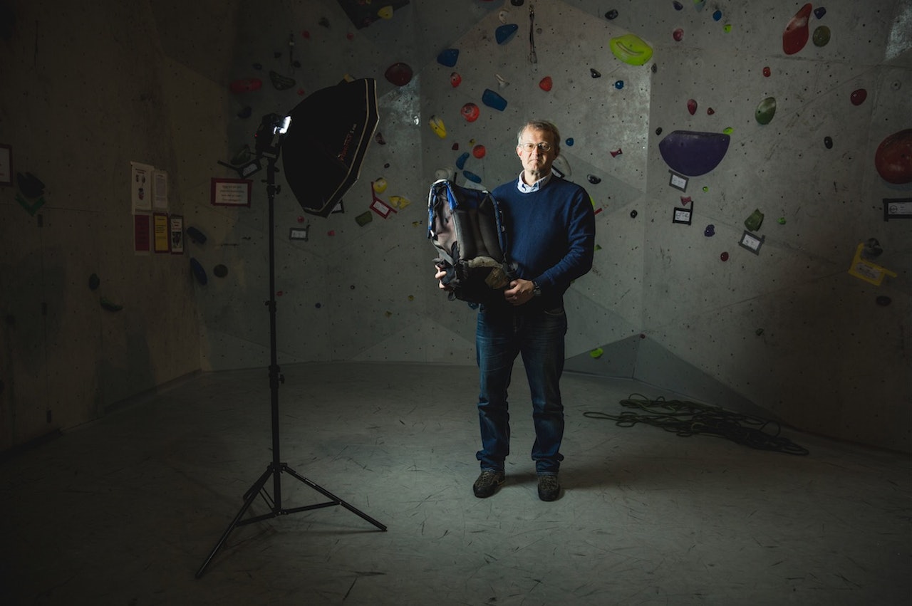 FAVORITTEN: Norrøna lager ikke lenger Besshø-sekken. Klatrer og forfatter Arne Larsen har sikret seg noen reserver når han har kommet over dem i bruktbutikker. Foto: Line Hårklau  norrøna besshø arne larsen klatresekk