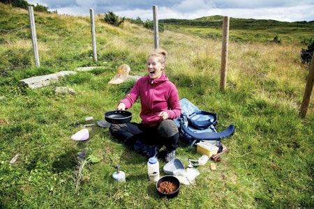 TURGLEDE: Sigrid Henjum vet hvordan mat kan heve turopplevelsen mange hakk. Med enkle grep som sukker, godt smør eller kanskje en flyvende pannekake kan du gi kompisen din en fin turoverraskelse.  TURGLEDE: Sigrid Henjum vet hvordan mat kan heve turopplevelsen mange hakk. Med enkle grep som sukker, godt smør eller kanskje en flyvende pannekake kan du gi kompisen din en fin turoverraskelse.