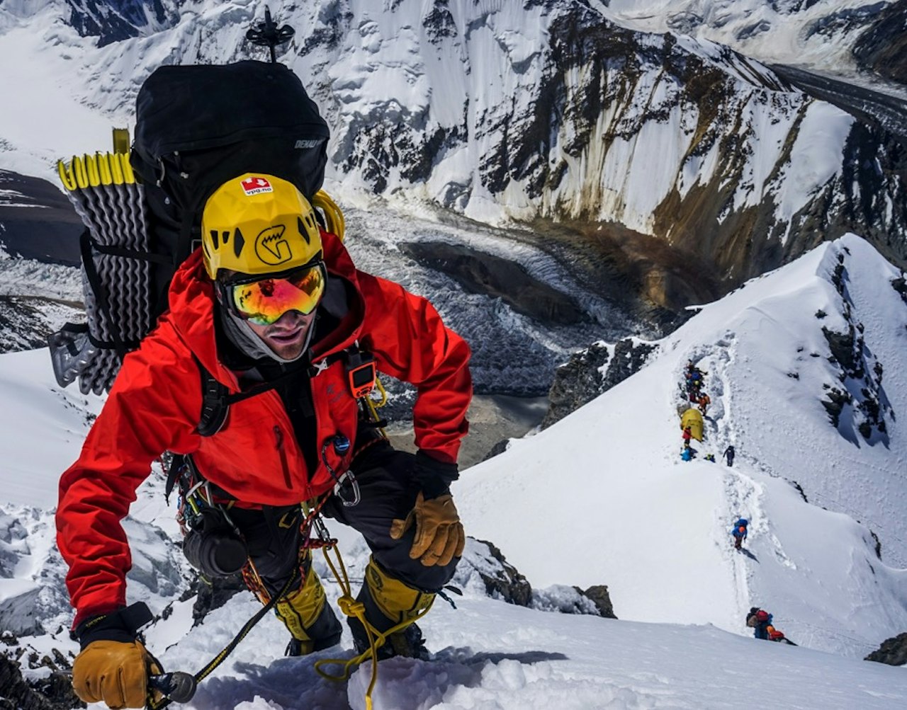 TOPPJEGER: Her har Torkjel  akkurat plukket opp depoet fra den mest utsatte campen på Peak Korzhenevskaya, 6100 meter. Foto: Nicolai Julsvoll TOPPJEGER: Her har Torkjel akkurat plukket opp depoet fra den mest utsatte campen på Peak Korzhenevskaya, 6100 meter. Foto: Nicolai Julsvoll