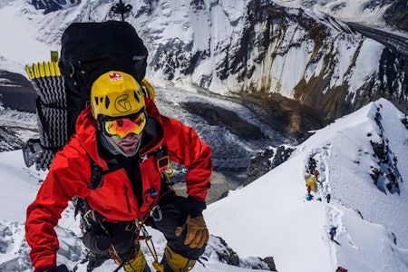 TOPPJEGER: Her har Torkjel akkurat plukket opp depoet fra den mest utsatte campen på Peak Korzhenevskaya, 6100 meter. Foto: Nicolai Julsvoll