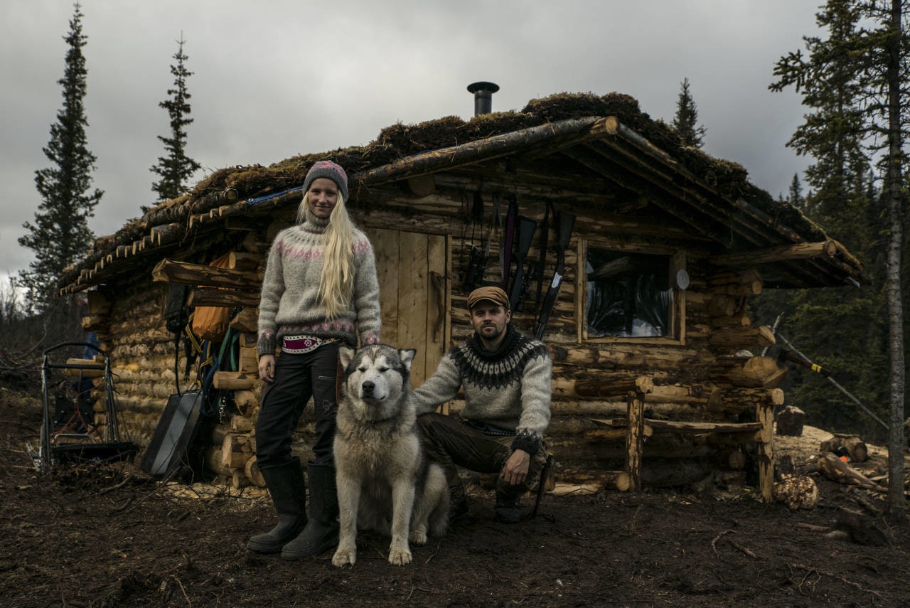 SELVGJORT: Tonje og Per Anders foran hytta de bygde sjøl. – Et to-måneders slit, forteller hun.