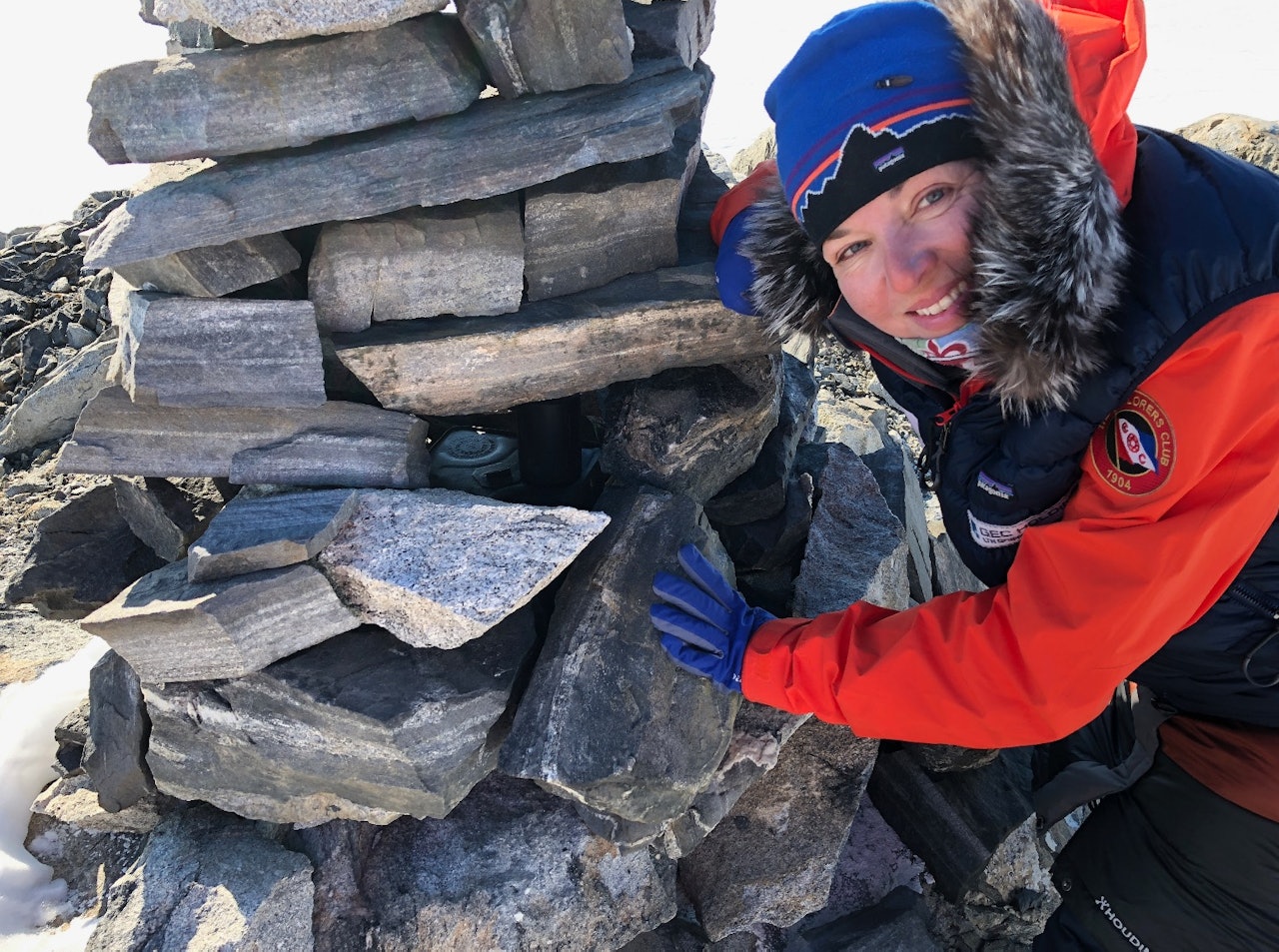 Astrid Furholt ved Roald Amundsens varde på Bettyfjellet, hvor han satte igjen en kanne parafin, fyrstikker og en hermetikkboks. Foto: Jan Sverre Sivertsen