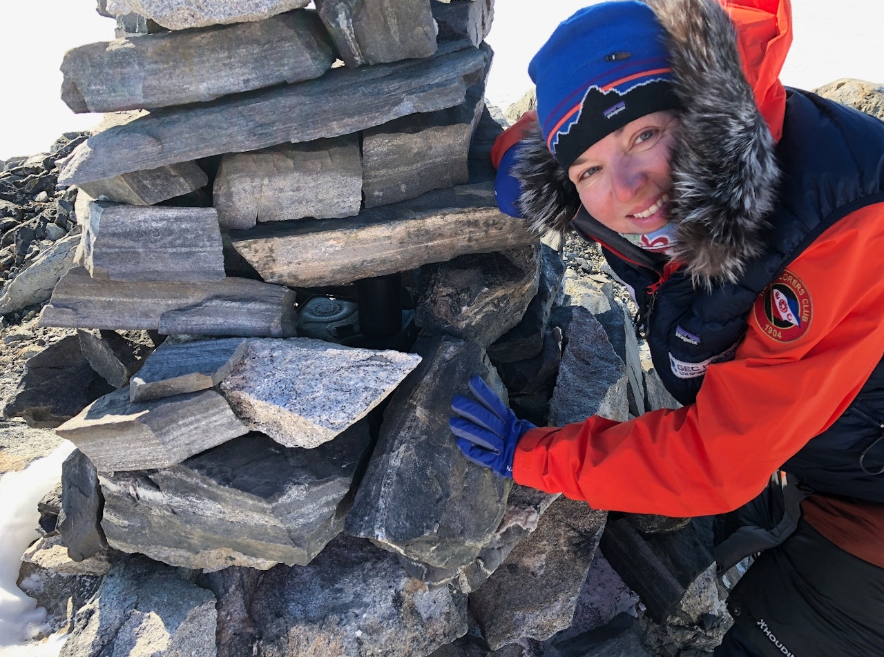 Astrid Furholt ved Roald Amundsens varde på Bettyfjellet, hvor han satte igjen en kanne parafin, fyrstikker og en hermetikkboks. Foto: Jan Sverre Sivertsen Astrid Furholt ved Roald Amundsens varde på Bettyfjellet, hvor han satte igjen en kanne parafin, fyrstikker og en hermetikkboks. Foto: Jan Sverre Sivertsen