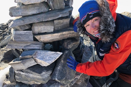 Astrid Furholt ved Roald Amundsens varde på Bettyfjellet, hvor han satte igjen en kanne parafin, fyrstikker og en hermetikkboks. Foto: Jan Sverre Sivertsen