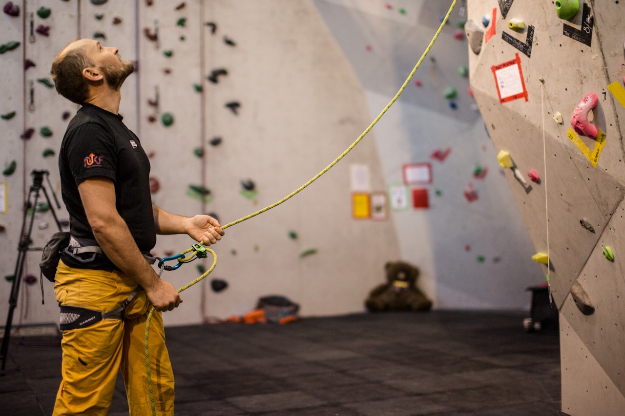 SIKRE PÅ LED: I motsetning til topptauklatring, begynner du med tauet på bakken når du sikrer på led. Foto: Christian Nerdrum SIKRE PÅ LED: I motsetning til topptauklatring, begynner du med tauet på bakken når du sikrer på led. Foto: Christian Nerdrum