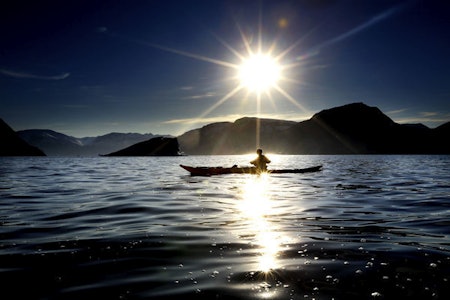 STILLE, STILLE: Ingen motordur, bare lyden av årene som treffer vannet. Å padle på et av verdens mest øde steder er godt for sjelen. Det nærmeste fjellet er av is. Foto: Paal Audestad STILLE, STILLE: Ingen motordur, bare lyden av årene som treffer vannet. Å padle på et av verdens mest øde steder er godt for sjelen. Det nærmeste fjellet er av is. Foto: Paal Audestad