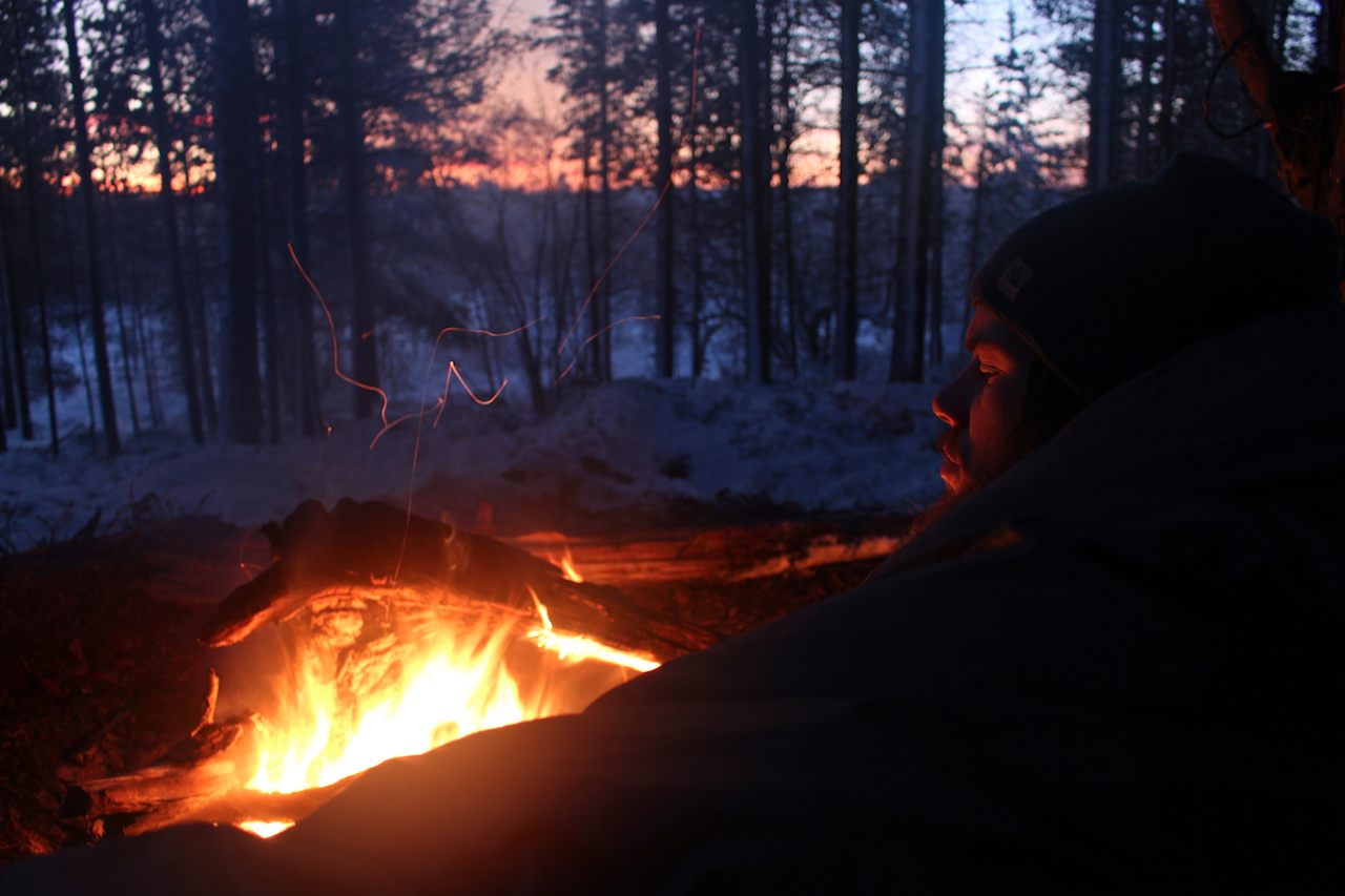 Bålet brenner, mens himmelen mørkner. Dagene er korte nå i mørketida.Alle foto: Andreas Skagøy friluftsliv Andreas skagøy