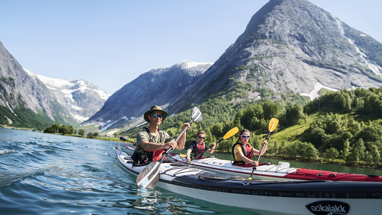 TAFJORDEN: Dette er nabofjorden til Geiranger, men uten cruiseskip og lite trafikk. Foto: Magnus Roaldset Furset padling i tafjorden