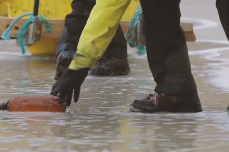Inge Wegge dro til Svalbard med Infinitum Movement for å sette fokus på hvordan søppel og plast påvirker livet i Arktis. inge wegge og Svalbard