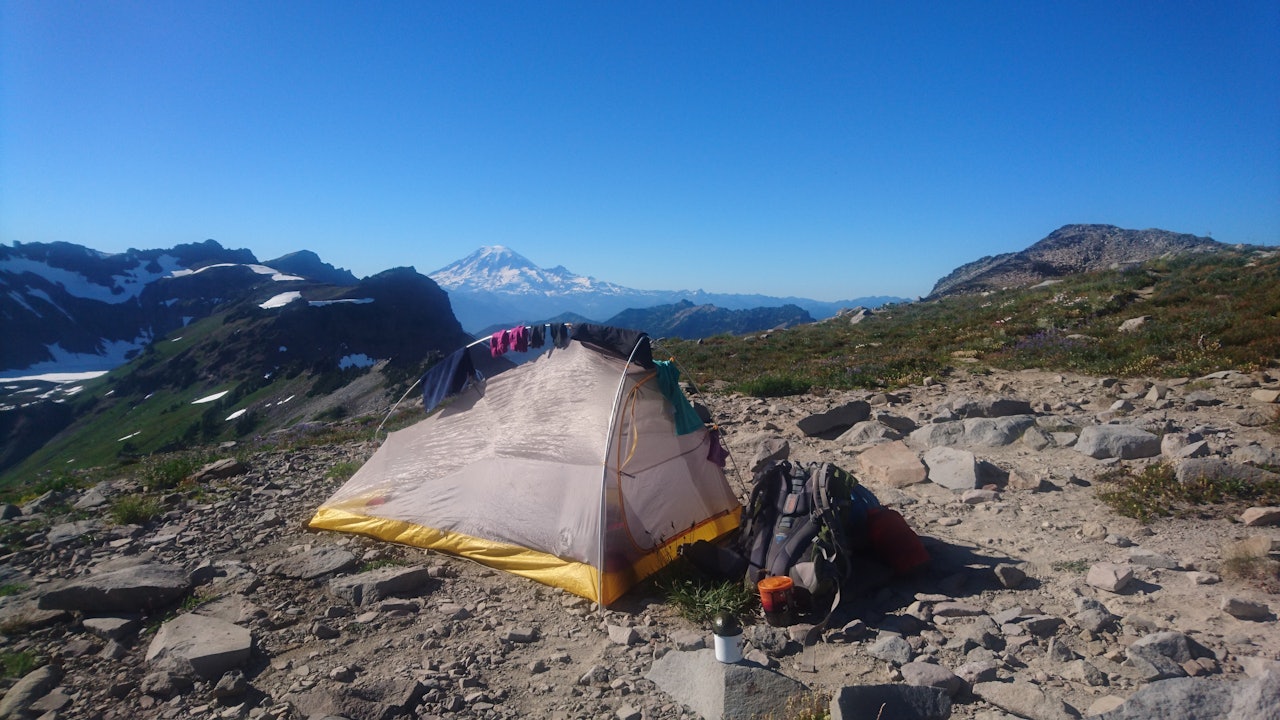 Jeg forelsket meg i teltet mitt, mitt lille hjem hvor alt har sin faste plass og er det stedet jeg kunne finne hvile og varme for sliten kropp. Foto: Anette L´Orsa