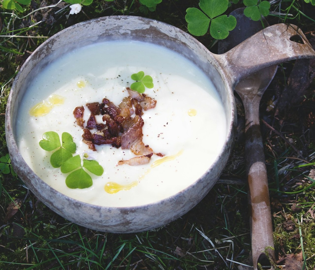 LETT SOMMARMAT: Potetsuppe er like godt varm som kald, og kan lagast både ute og heime før avreise. Foto: Sigrid Henjum potetsuppe turmat