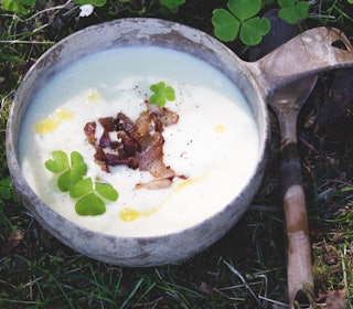 LETT SOMMARMAT: Potetsuppe er like godt varm som kald, og kan lagast både ute og heime før avreise. Foto: Sigrid Henjum potetsuppe turmat