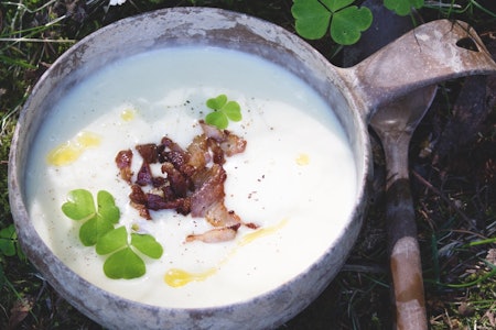 LETT SOMMARMAT: Potetsuppe er like godt varm som kald, og kan lagast både ute og heime før avreise. Foto: Sigrid Henjum potetsuppe turmat