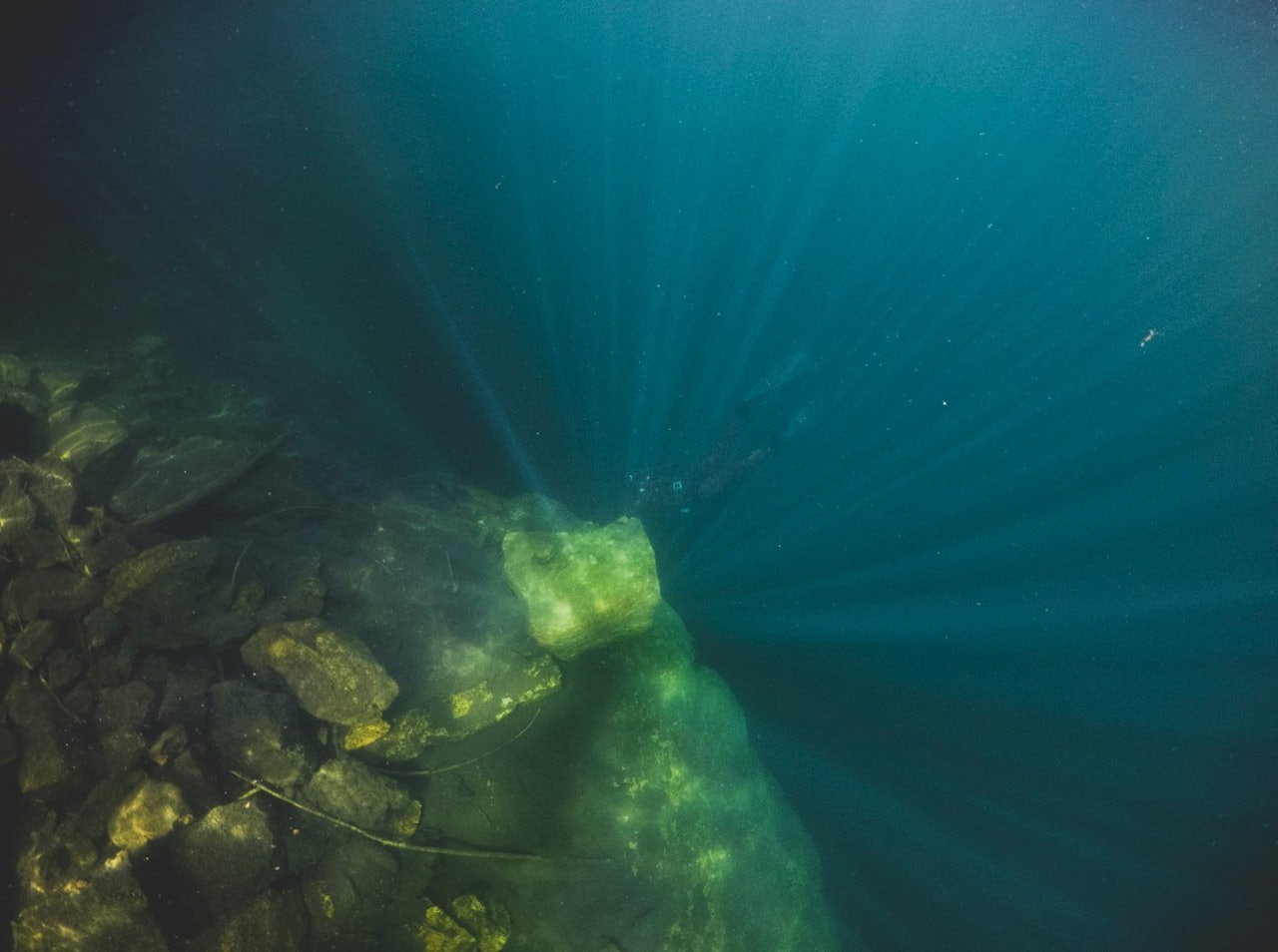 BLI MED NED: Ta et dypt pust og se hva som gjemmer seg under overflaten. Foto: Line Hårklau