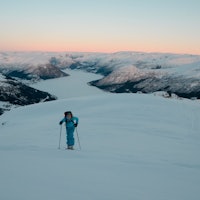 VELKOMMEN, VINTER: Endelig snø, endelig skiføre. Foto: Helge Wangberg