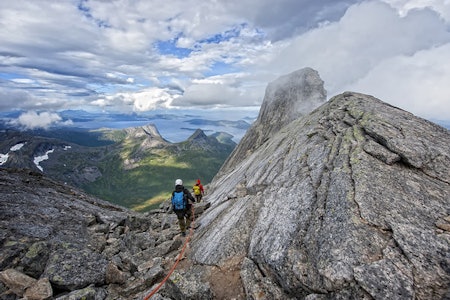 FRA FJELL TIL FJORD: Vi har startet vandringen fra Halls fortopp langs den skarpslipte sørøstryggen. Utsikten er vanvittig! Foto: Rune Dahl FRA FJELL TIL FJORD: Vi har startet vandringen fra Halls fortopp langs den skarpslipte sørøstryggen. Utsikten er vanvittig! Foto: Rune Dahl