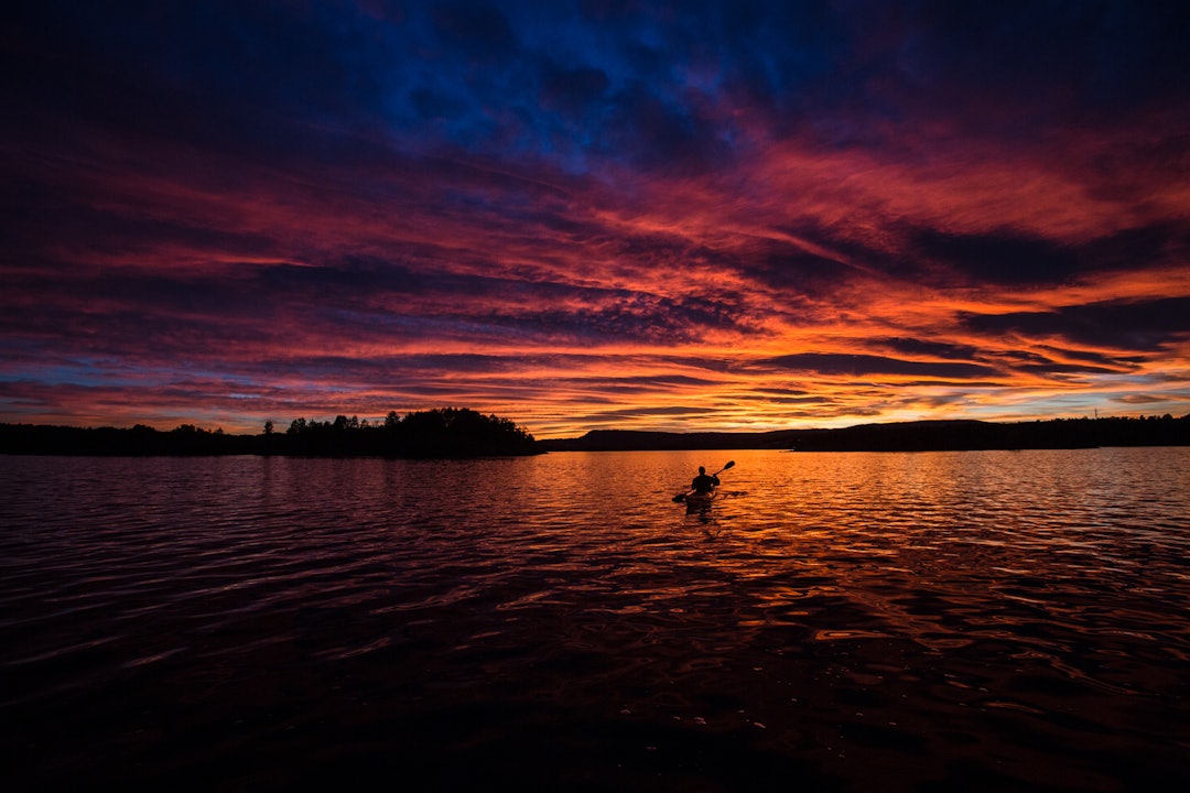 Padling er en flott naturopplevelse. Foto: Christian Nerdrum padling kajakk