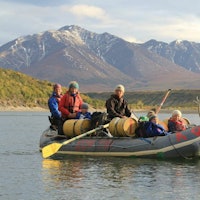 I fjor dro familien på langtur til Alaska, dit elvene, fiskene og alt er større. Turen er viet to episoder i serien. 