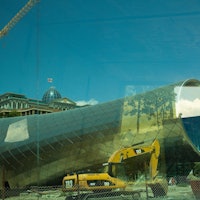 TBLISI: Bygging av kultursenter med parlamentet i bakgrunnen. Foto: Hans Aage