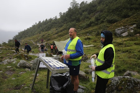 MATSTASJON:– Greit med lite klede, då blir ein ikkje våte, meiner frivillig på Johnny Vonheim. Petter Gibas til høgre. Begge frå Loen. Foto: Jørn-Arne Tomasgard MATSTASJON:– Greit med lite klede, då blir ein ikkje våte, meiner frivillig på Johnny Vonheim. Petter Gibas til høgre. Begge frå Loen. Foto: Jørn-Arne Tomasgard