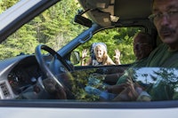 Våre vanntilsynsmenn stopper opp for en ny prat og sjekker at stemninga i gruppa fremdeles er bra. Foto: Marte Stensland Jørgensen Våre vanntilsynsmenn stopper opp for en ny prat og sjekker at stemninga i gruppa fremdeles er bra. Foto: Marte Stensland Jørgensen