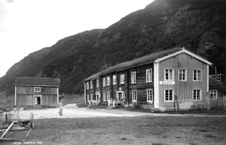 Drivstua Fjellstue i Oppdal er en av de gamle fjellstuene som fortsatt står der i dag. Foto: Neupert, Herman Christian / Norsk Folkemuseum 