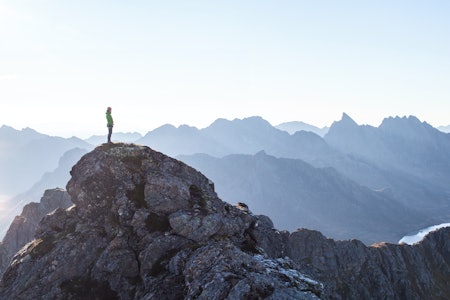 HØYREIST: Du blir liten i møte med fjellene i Vesterålen. Fra toppen av Reka er det god utsikt til andre godbiter her i Vesterålen. Foto: Lars Peter Myklebust HØYREIST: Du blir liten i møte med fjellene i Vesterålen. Fra toppen av Reka er det god utsikt til andre godbiter her i Vesterålen.