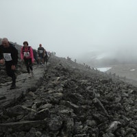 FOLKEFEST: Rundt 2000 menneske gjekk til toppen av Skåla i tåkehåvet laurdag. Foto: Jørn-Arne Tomasgard