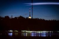 Løperne passerer under Tryvannstårnet og lysene gir en magisk stemning i Oslonatten. Løperne passerer under Tryvannstårnet og lysene gir en magisk stemning i Oslonatten.