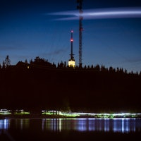Løperne passerer under Tryvannstårnet og lysene gir en magisk stemning i Oslonatten.