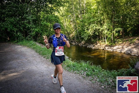 LANG DAGS FERD: Her er Anna ved friskt mot langs elva på vei mot byen. Foto: Sportograf LANG DAGS FERD: Her er Anna ved friskt mot langs elva på vei mot byen. Foto: Sportograf