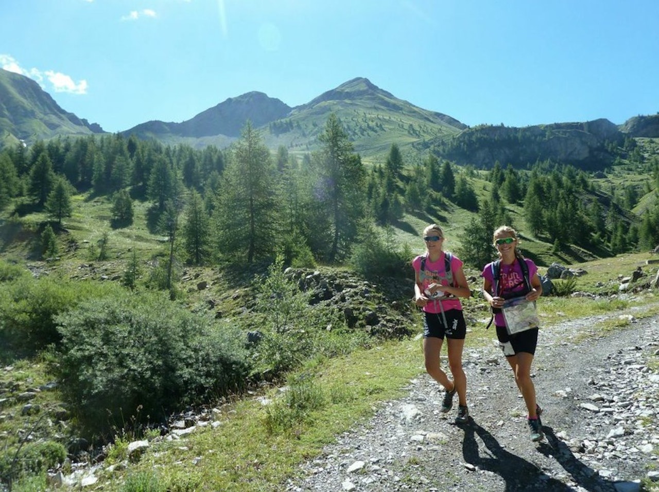 JUNIORVERDENSMESTERE: Kristin Helland-Hansen og Charlotte Grøgaard på vei ned fra en lang, men fantastisk flott fjelletappe. Foto: Dag Hjelland-Hansen/Jardar JUNIORVERDENSMESTERE: Kristin Helland-Hansen og Charlotte Grøgaard på vei ned fra en lang, men fantastisk flott fjelletappe. Foto: Dag Hjelland-Hansen/Jardar