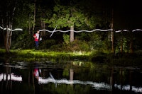 Steinar Lande fra Bø o-lag løper langs kanten av Øvresetertjernet. Steinar Lande fra Bø o-lag løper langs kanten av Øvresetertjernet.