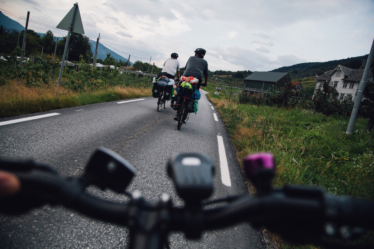 VESTLANDSIDYLL: Strekket mellom Jondal og Utne er noe av det flotteste en kan tenke seg til. Fjord, fjell, moreller og lite trafikk. Foto: Kieran Kolle VESTLANDSIDYLL: Strekket mellom Jondal og Utne er noe av det flotteste en kan tenke seg til. Fjord, fjell, moreller og lite trafikk. Foto: Kieran Kolle